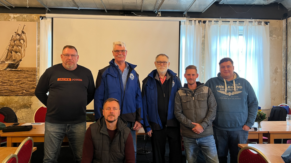 Detlef Vogt 2. Vorsitzender, Michael Marx stellv. Fachwart Finanzen & Verwaltung, Frank Coordes 1. Vorsitzender, Manfred Lehman Ehrenmitglied, Manuel Eick 2. stellv. Gewässerwart, Jan Möller Fachwart Finanzen und Verwaltung. Nicht auf dem Bild: Dr. Ralf Michling 1. Gewässerwart. Detlef Vogt 2. Vorsitzender, Michael Marx stellv. Fachwart Finanzen & Verwaltung, Frank Coordes 1. Vorsitzender, Manfred Lehman Ehrenmitglied, Manuel Eick 2. stellv. Gewässerwart, Jan Möller Fachwart Finanzen und Verwaltung. Nicht auf dem Bild: Dr. Ralf Michling 1. Gewässerwart.